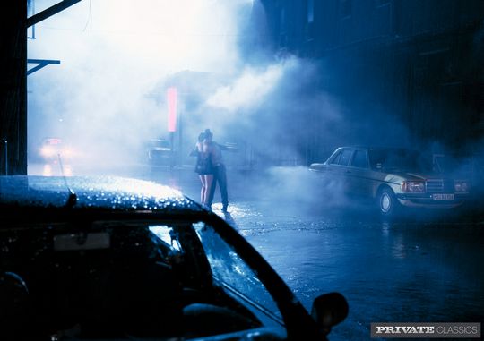 Анал на улице под дождем
