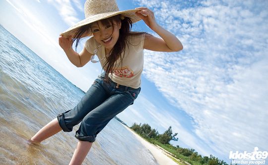 Красивая азиатка Мари Мисаки показывает своё тело на фоне моря