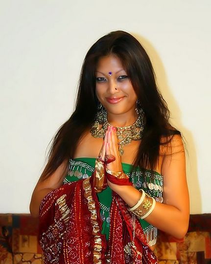 Индианка показывает восточный обнаженный танец перед еблей