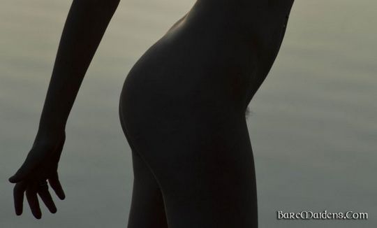 Красивые снимки голой девушки на закате солнца у реки