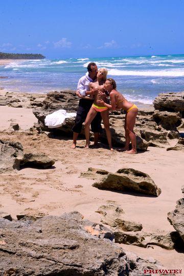 Kathia Nobili и Nesty поделили сперму после групповухи на диком пляже
