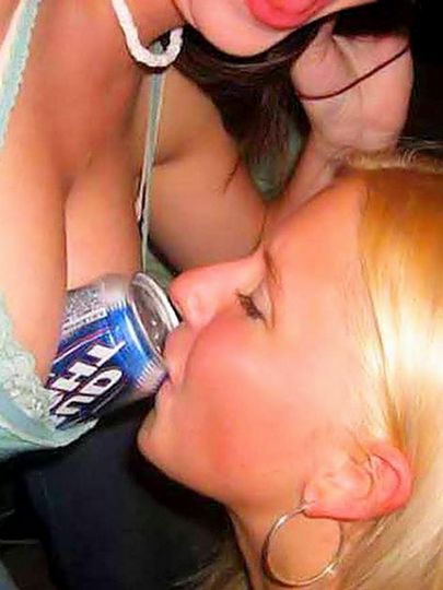 Пьяные лесбиянки умеют развлекаться порно фото