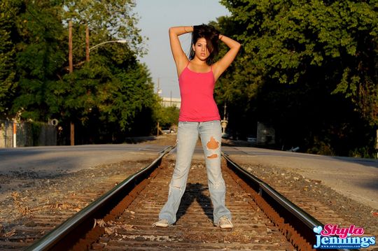 Темноволосая красотка в рваных джинсах Shyla Jennings показывает грудь на дороге